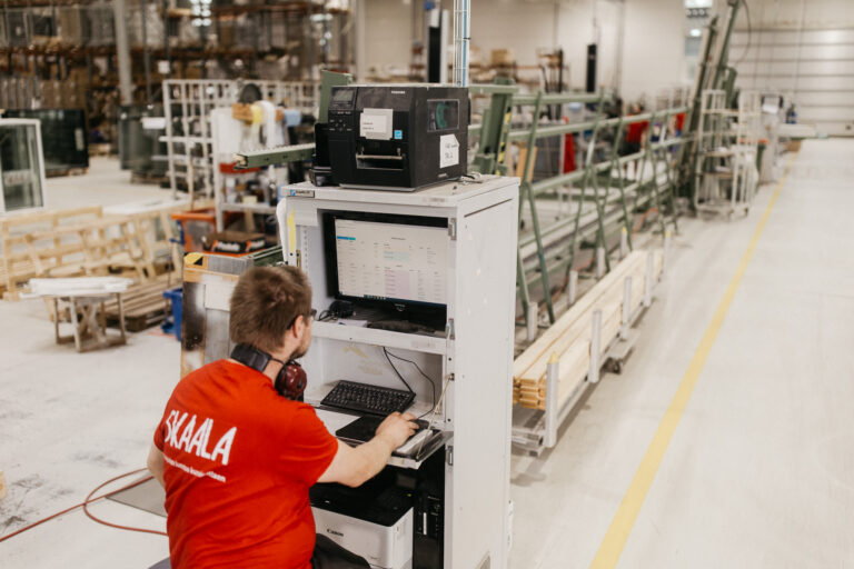 Skaalan työntekijä tilaa kuljetuksen päätteeltä