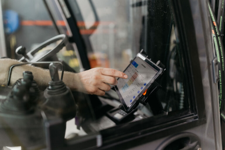 Trukinkuljettaja valitsee kuljetuksen tabletilta