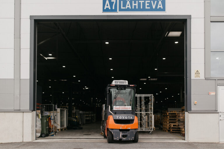 Trukki lastausovella Skaalan tehtaalla